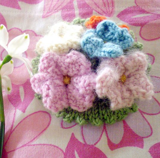 Mother's day knitty brooch